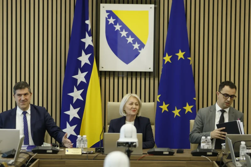 Vijeće ministara BiH odlučilo: Uposlenicima, ministrima i parlamentarcima rastu plate u 2027. godini, osnovica skače na 785,50 KM