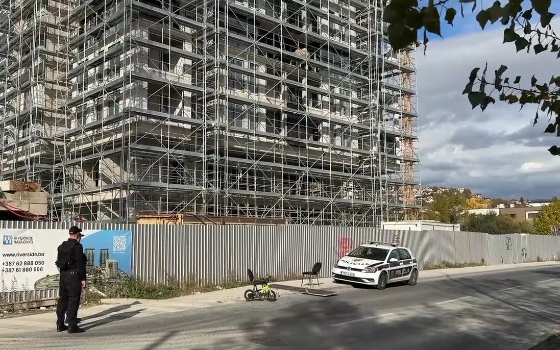 Teška nesreća u sarajevskom naselju Halilovići: Pala oplata sa zgrade u izgradnji, povrijeđene tri osobe