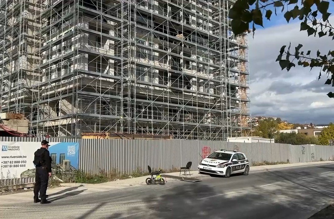 Teška nesreća u sarajevskom naselju Halilovići: Pala oplata sa zgrade u izgradnji, povrijeđene tri osobe