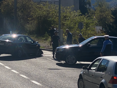 Sudar tri vozila na magistralnoj cesti M-17 u Mostaru, saobraćaj otežan