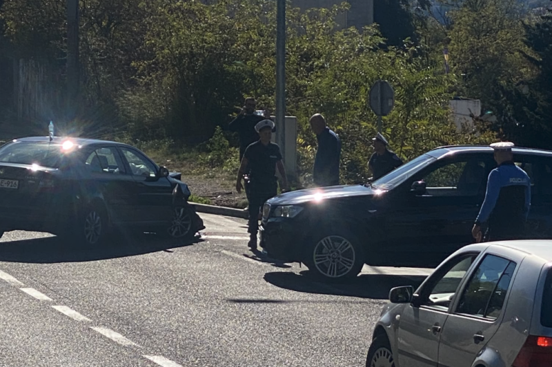 Sudar tri vozila na magistralnoj cesti M-17 u Mostaru, saobraćaj otežan