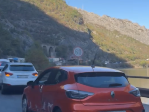Saobraćajna nesreća na M-17 kod restorana Jezero, saobraćaj se odvija jednom trakom