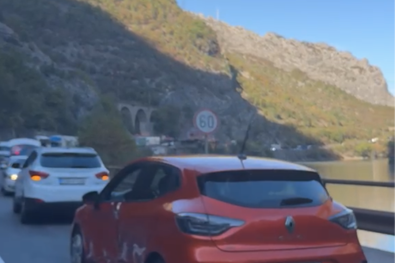 Saobraćajna nesreća na M-17 kod restorana Jezero, saobraćaj se odvija jednom trakom
