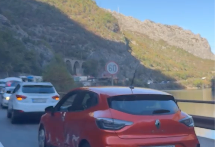 Saobraćajna nesreća na M-17 kod restorana Jezero, saobraćaj se odvija jednom trakom