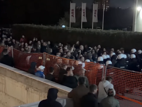 Građani konstantno pristižu pred sjedište Informera u Beogradu: Policija blokirala prilaze zgradi, izbio je i sukob