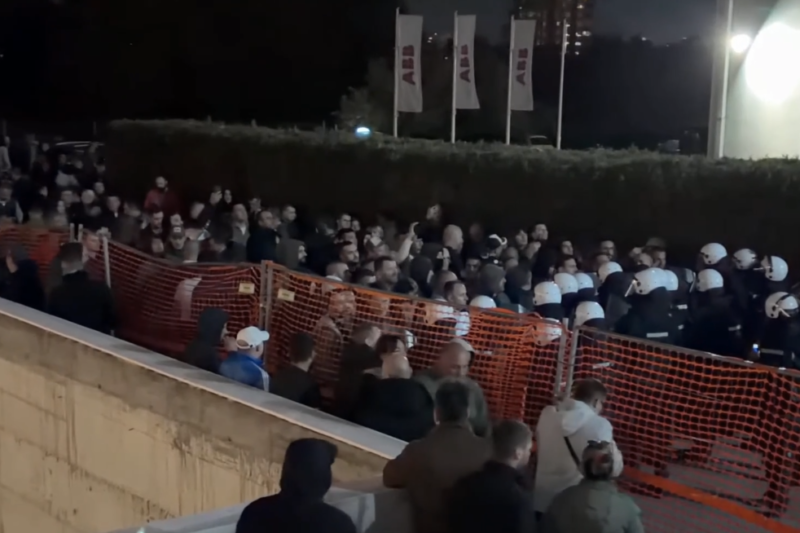 Građani konstantno pristižu pred sjedište Informera u Beogradu: Policija blokirala prilaze zgradi, izbio je i sukob