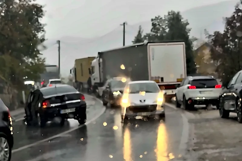 Saobraćajna nezgoda na putu Konjic – Mostar: Automobil udario u šleper u Čelebićima i ostao bez točka