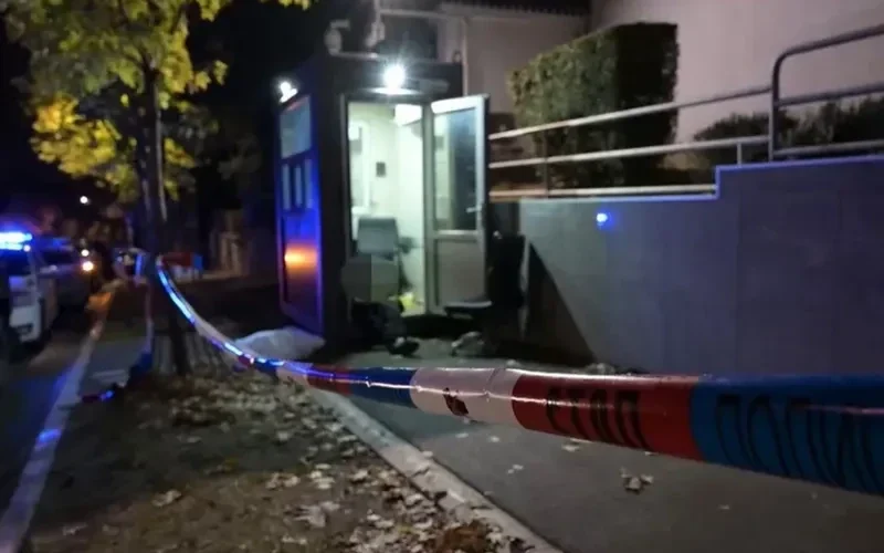 Drama u Beogradu: Maloljetnik noževima napao policajca ispred ambasade Izraela, policajac ga usmrtio u samoodbrani
