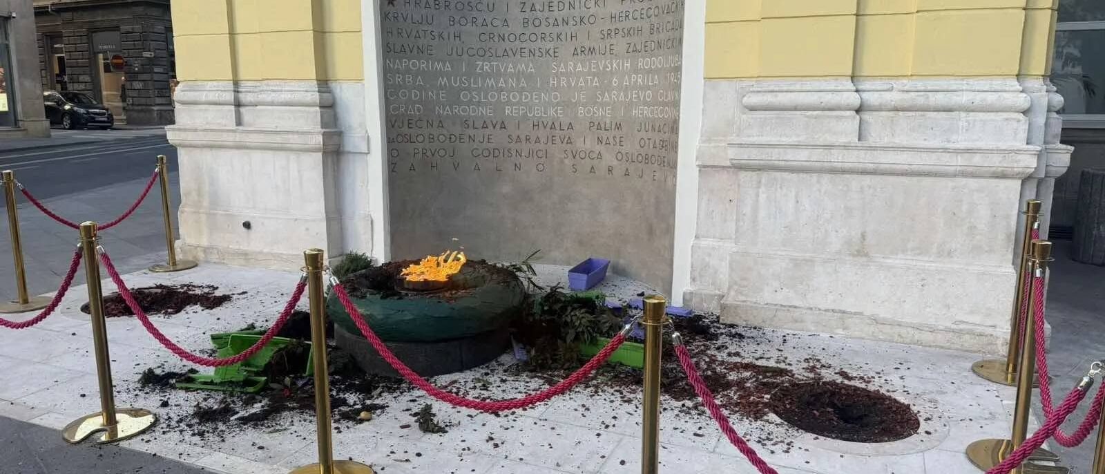 Vandalizam u srcu Sarajeva: Uništen prostor oko “Vječne vatre”