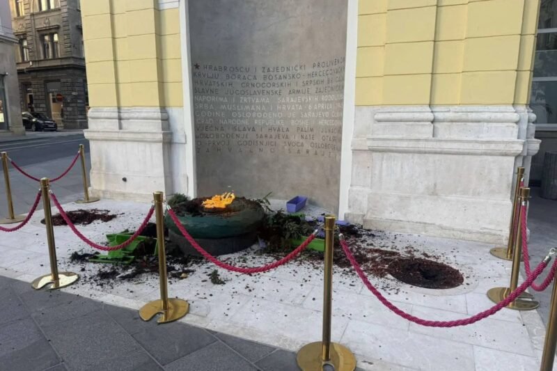 Vandalizam u srcu Sarajeva: Uništen prostor oko “Vječne vatre”