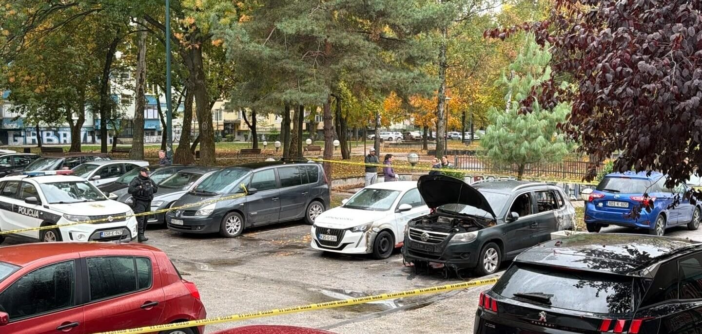 Užasna noć na Grbavici i Hrasnom: Zapaljeno više automobila, uhapšena tri maloljetnika